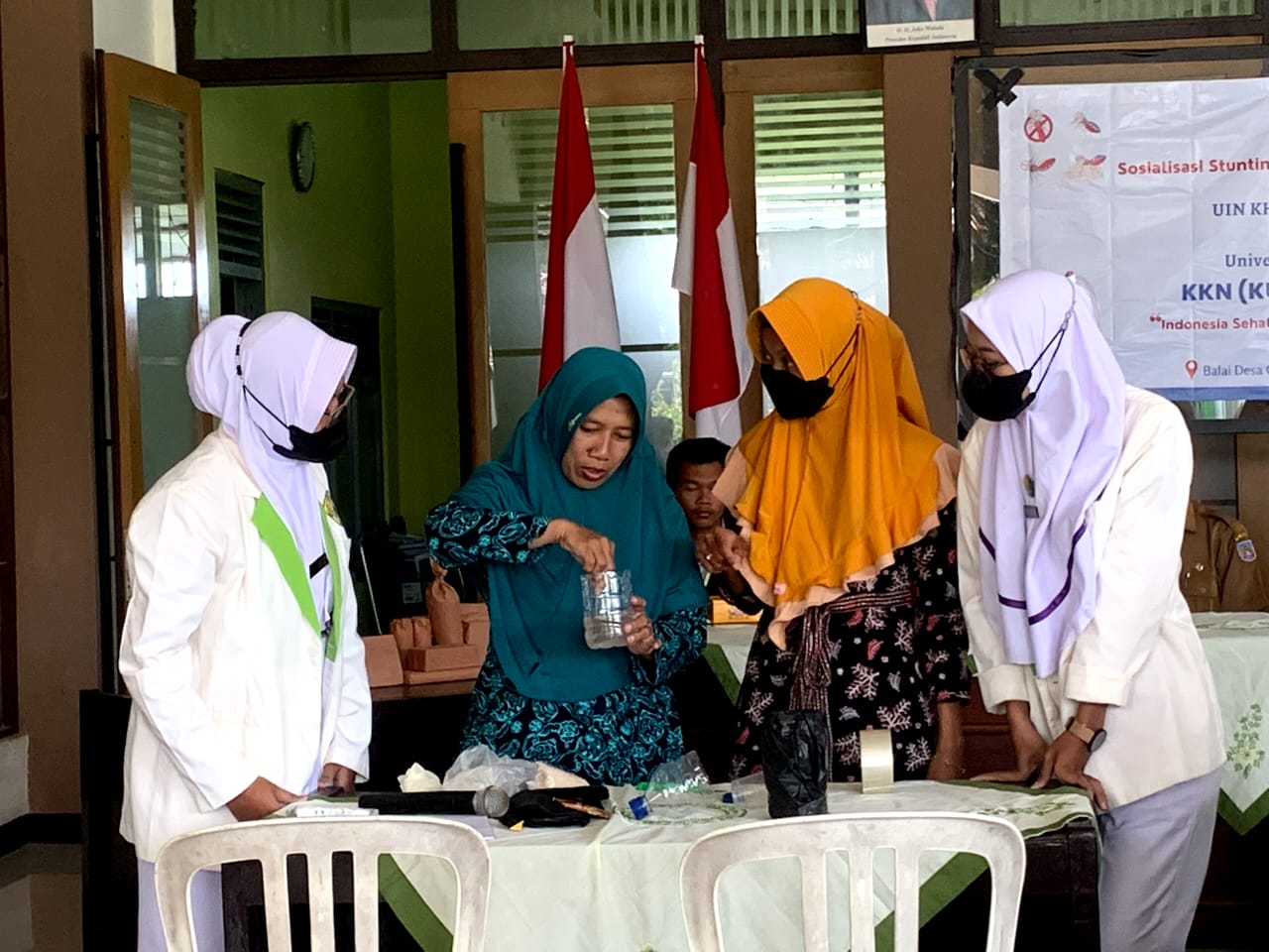 Kolaborasi mahasiswa Universitas Bhamada Slawi dengan UIN Abdurrahman Wahid Pekalongan mengedukasi warga Desa Curug