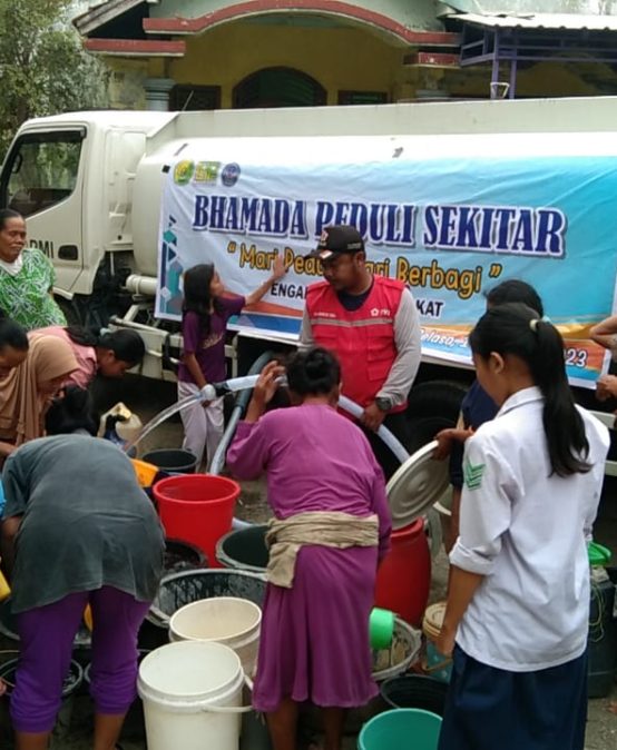 “BHAMADA PEDULI SEKITAR” Distribusi Air Bersih kepada masyarakat yang mengalami kekeringan dampak musim kemarau yang melanda beberapa bulan terakhir