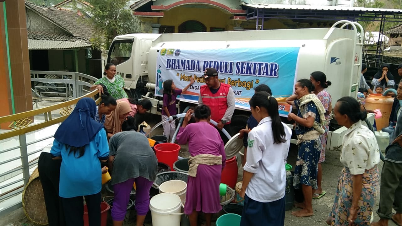 “BHAMADA PEDULI SEKITAR” Distribusi Air Bersih kepada masyarakat yang mengalami kekeringan dampak musim kemarau yang melanda beberapa bulan terakhir